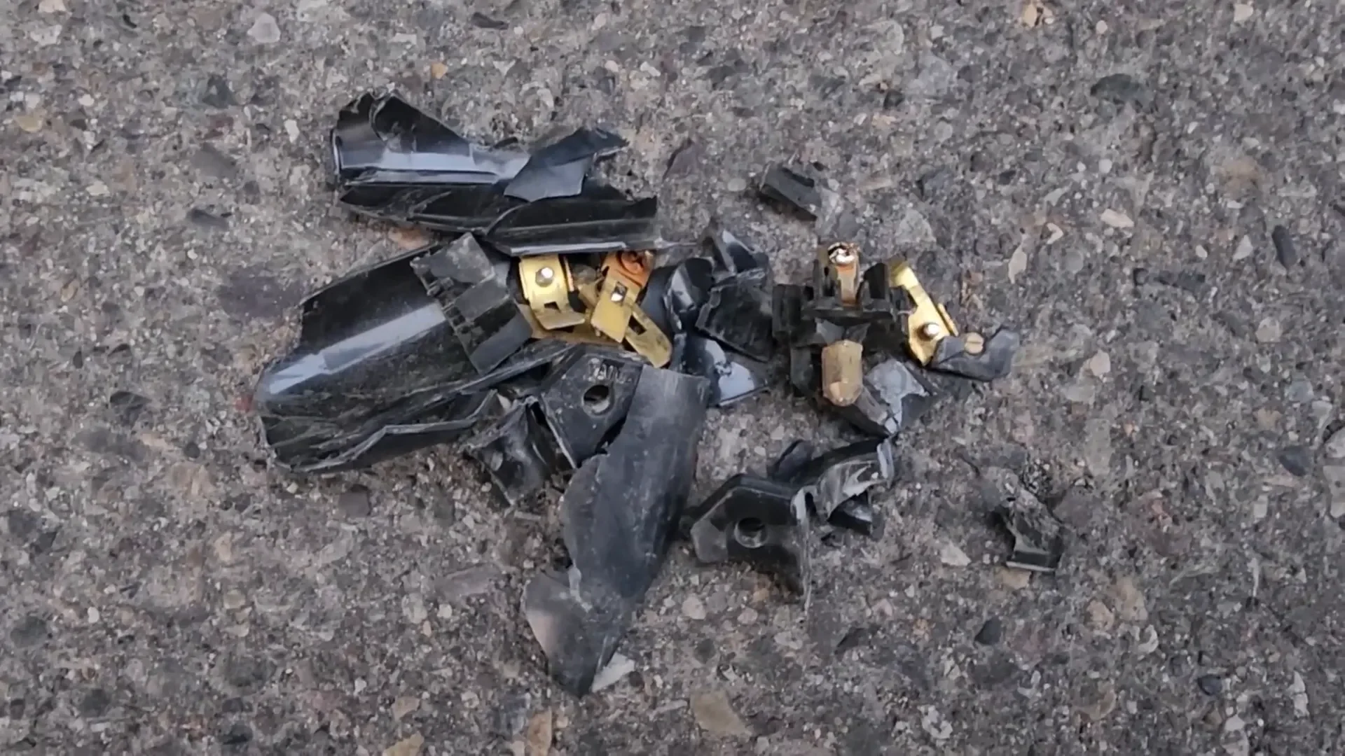No Trailer Brakes! A DIY Roadside Repair - S2 Ep36 1 Damage to the 7-pin connector