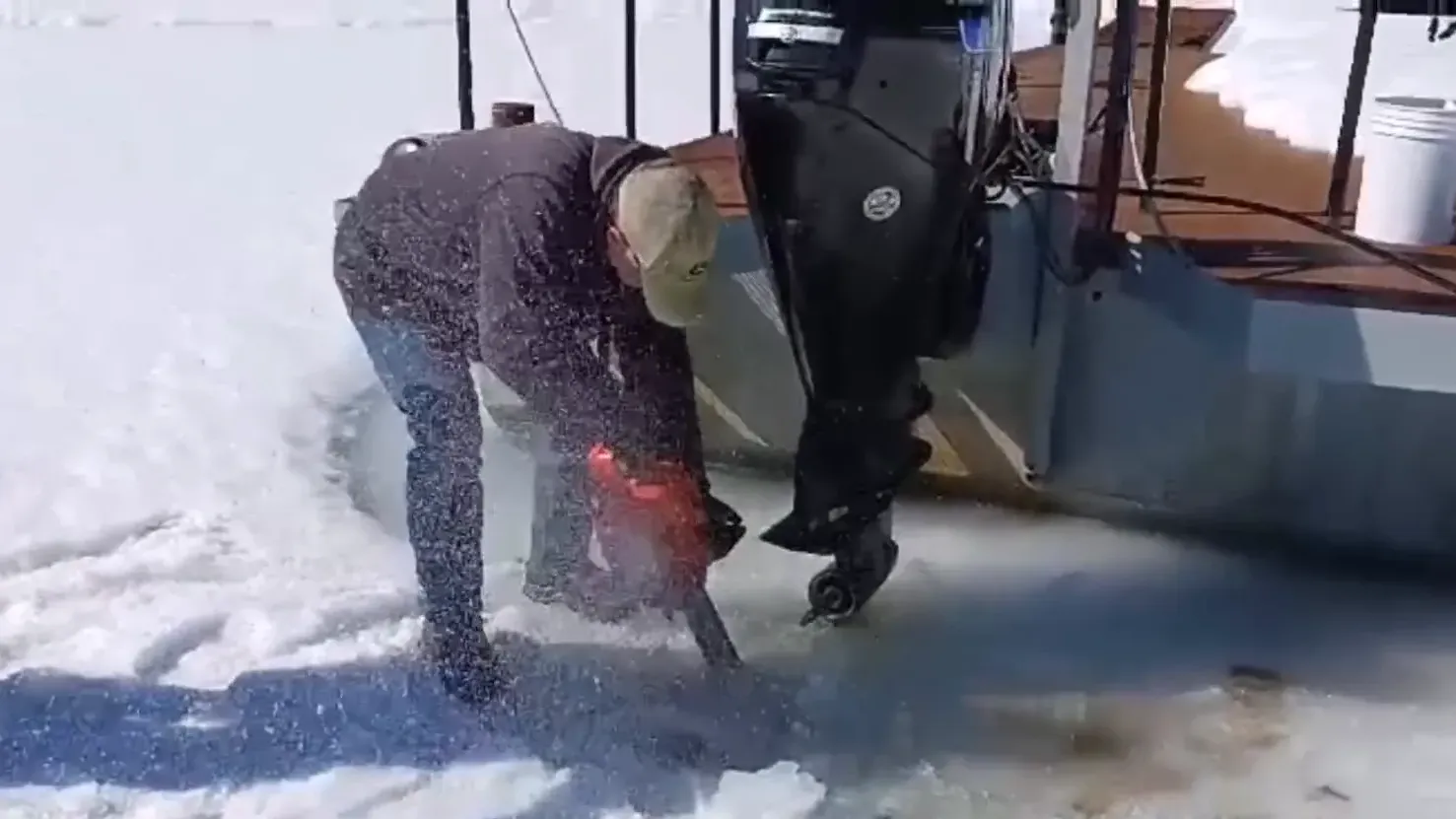 Our off-grid life: a good samaritan frees a skeg embedded in ice - with a chainsaw