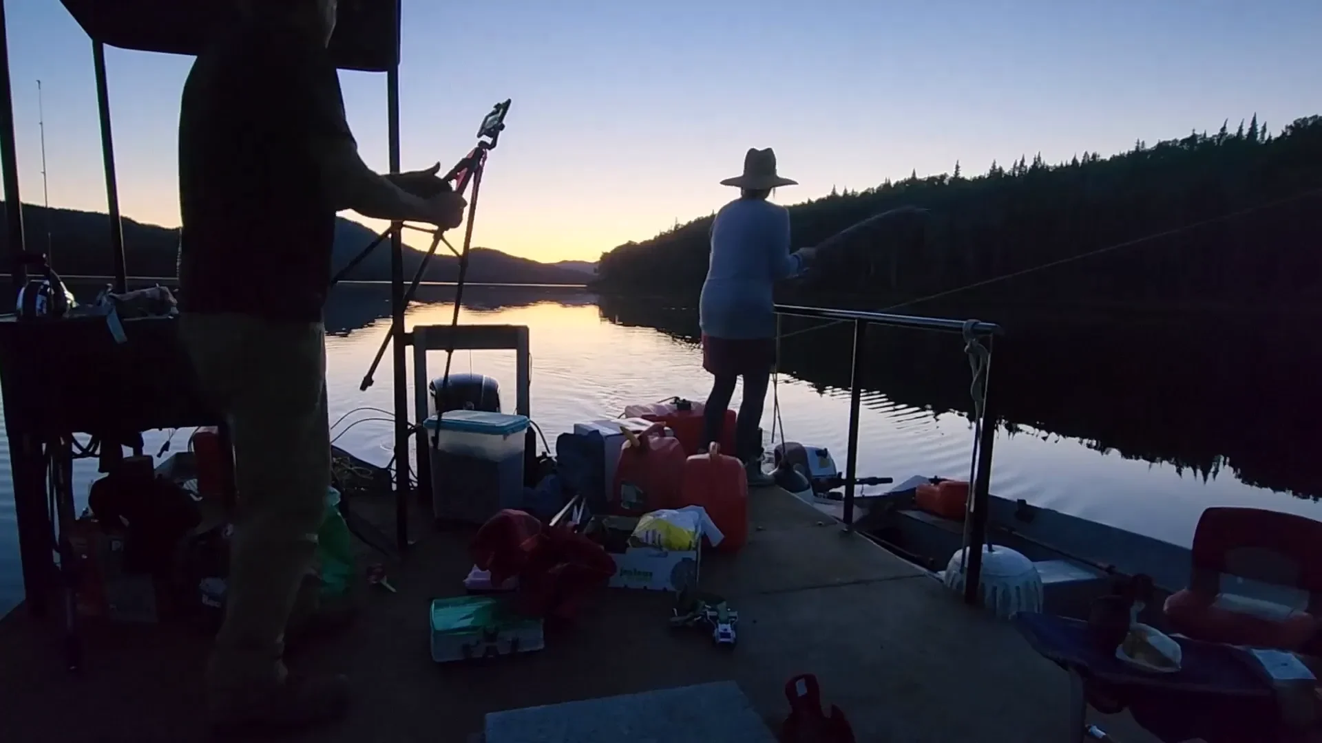 Cabin on the lake - fishing in the dark